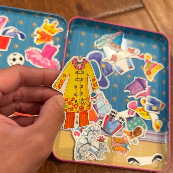 Magnetic tins, Daisy girls dress up travel activity - Picture 5 of 5
